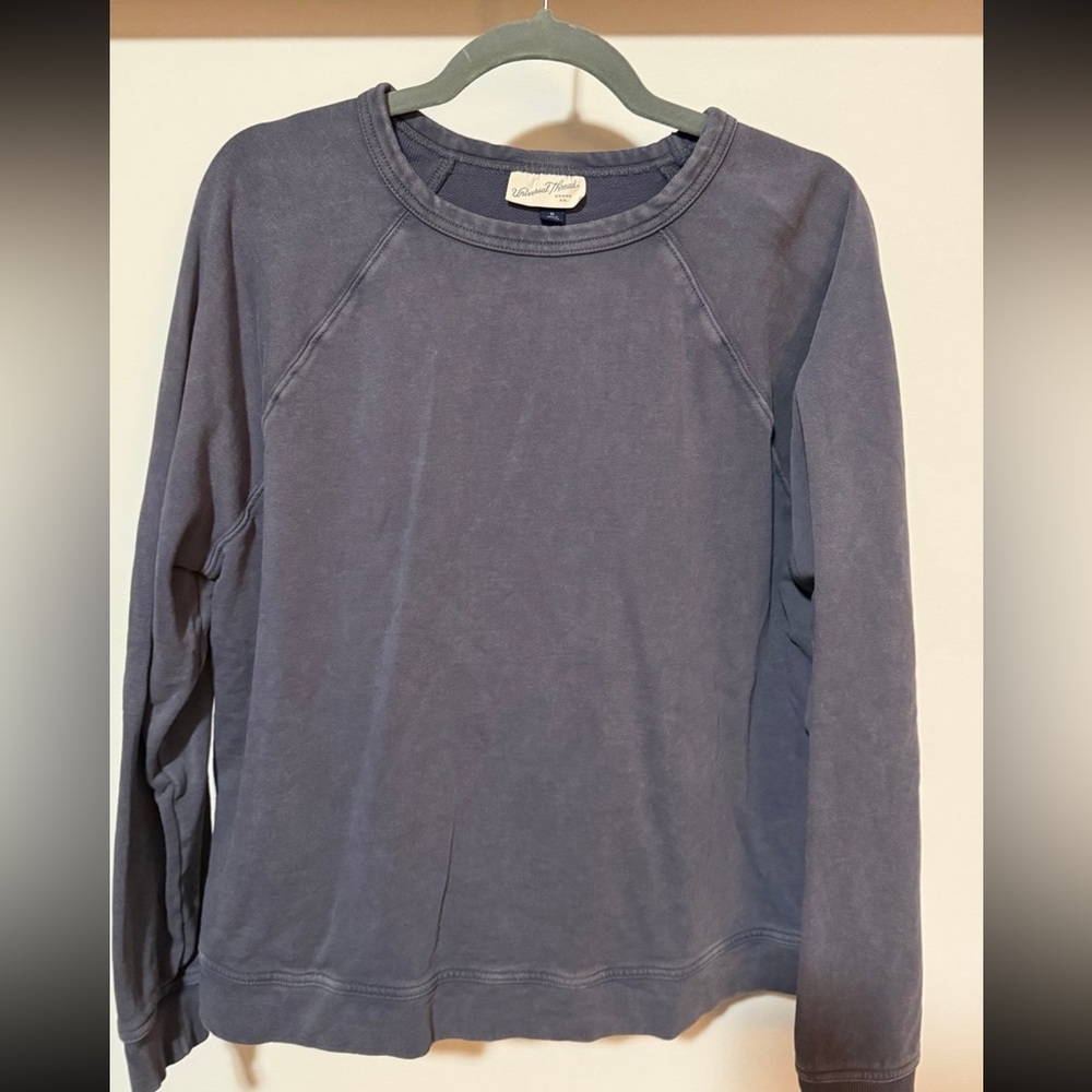 Distressed Universal Thred Sweatshirt